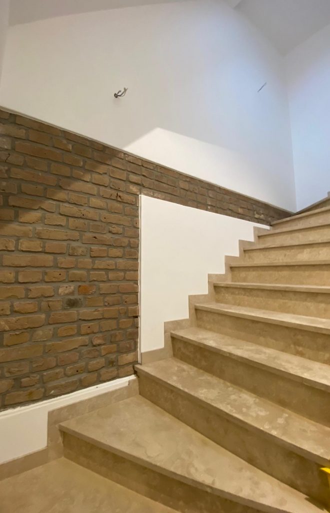 Innenprojekt einer Wand in Steinoptik (wirkt wie verklinkerte Hauswand) vom Stuckateurbetrieb in Kleve namens Celikcel