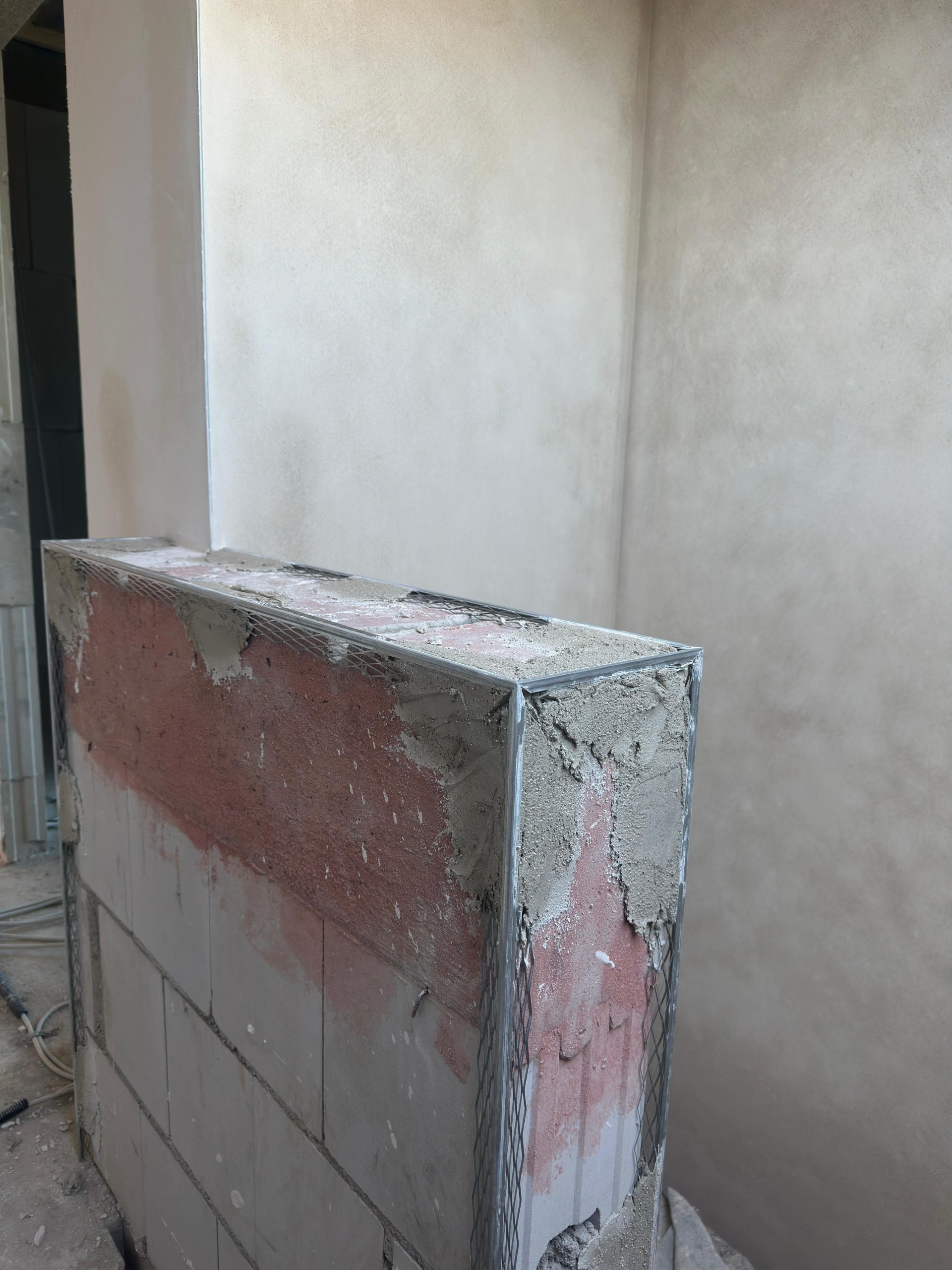 Treppenputz mit Kantenschutzprofil (Vorherbild) zur Veranschaulichung der Putzarbeiten vom Stuckateurbetrieb in Kleve