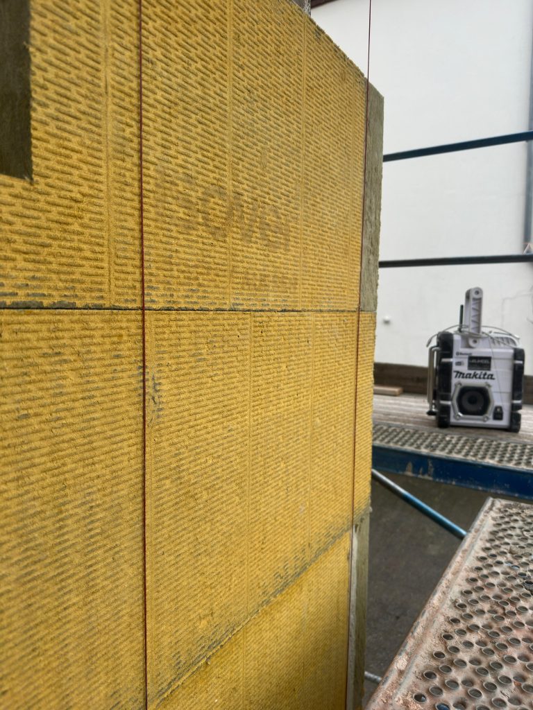 Minerakwolle mit einem Makita-Gerät im Hintergrund zur Veranschaulichung der Dämmung eines Hauses