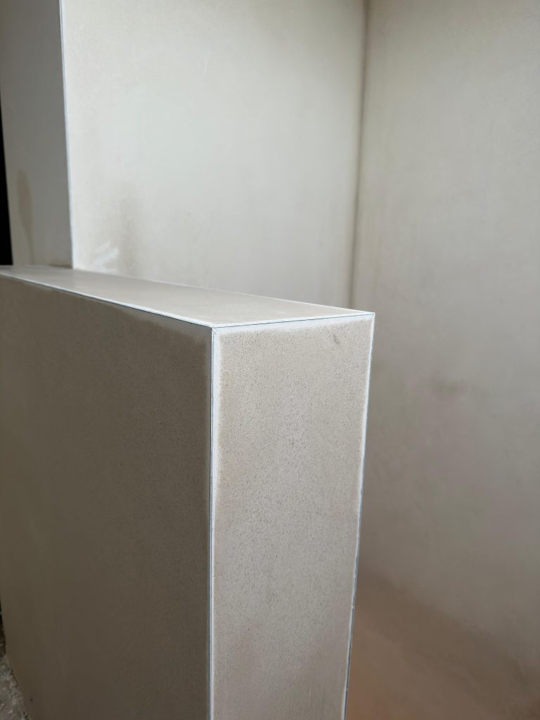 Treppenputz mit Kantenschutzprofil zur Veranschaulichung der Putzarbeiten vom Stuckateurbetrieb in Kleve