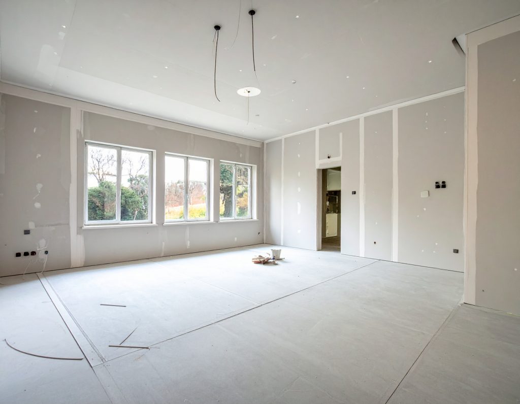 ein heller Raum der sich im Trockenbau befindet. An der linken Seite sind 3 Fenster, Referenzbild für Trockenbau-Arbeiten in Kleve